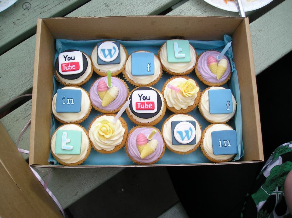 social media cup cakes